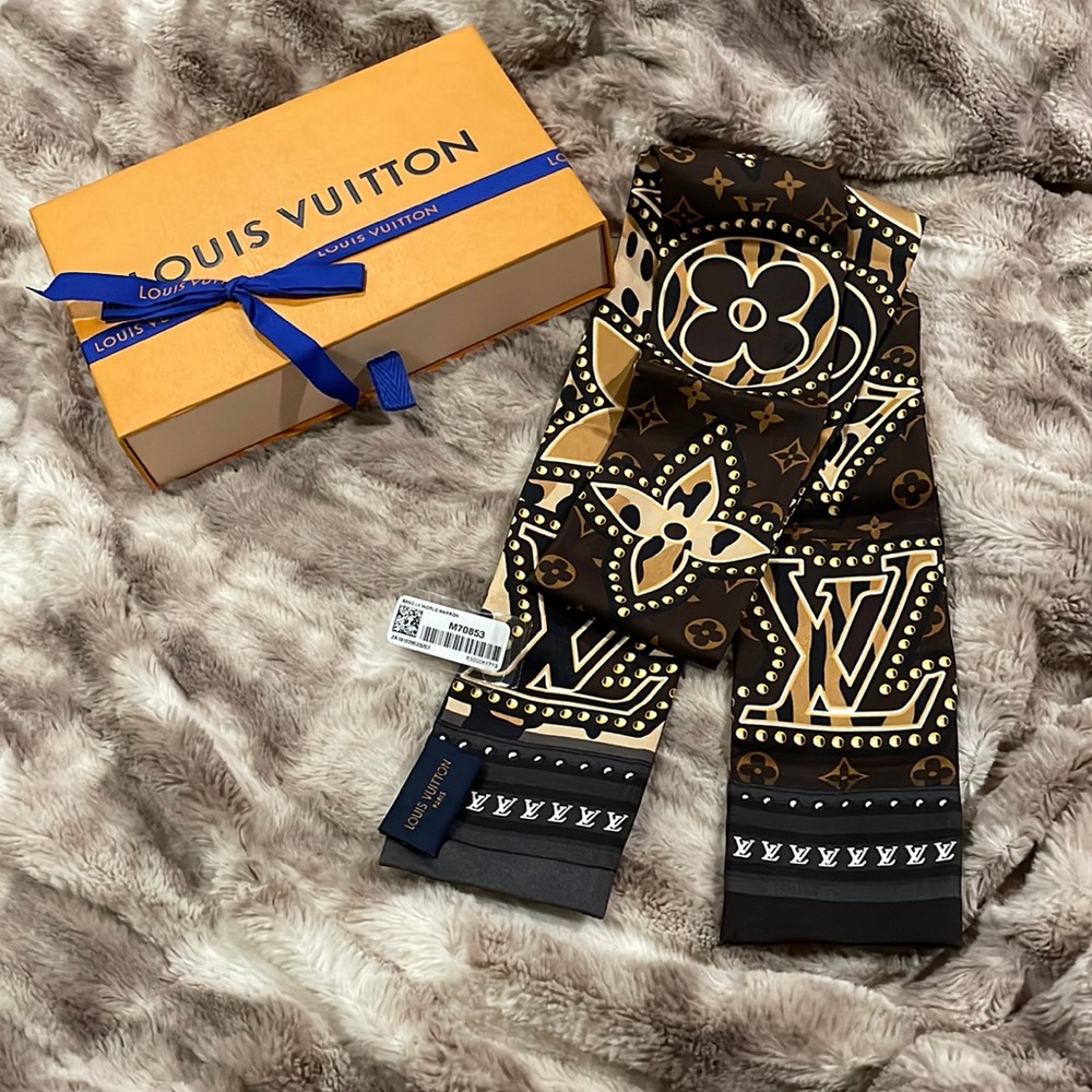 LOUIS VUITTON
Silk Monogram LV World Bandeau Brown